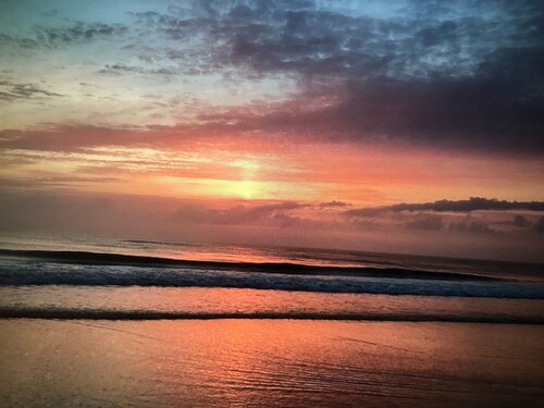PRIVATE//QUITE /COZY / / OCEAN VIEW / COUPLES GETAWAY. WALK TO FOOD & LIVE MUSIC
