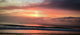 PRIVATE//QUITE /COZY / / OCEAN VIEW / COUPLES GETAWAY. WALK TO FOOD & LIVE MUSIC