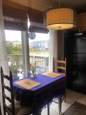 Dining - PRIVATE//QUITE /COZY / / OCEAN VIEW / COUPLES GETAWAY. WALK TO FOOD & LIVE MUSIC (Kitty Hawk)