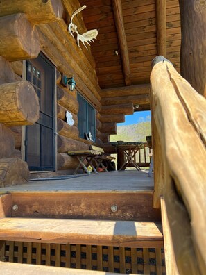 Outdoor dining - Handcrafted Riverfront Cabin on 10 acres (Starlight)