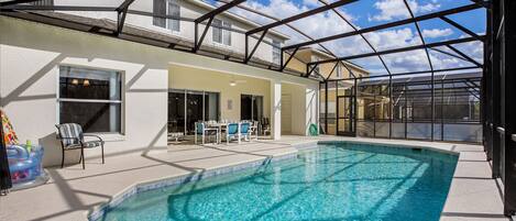 Una piscina al aire libre, una piscina climatizada