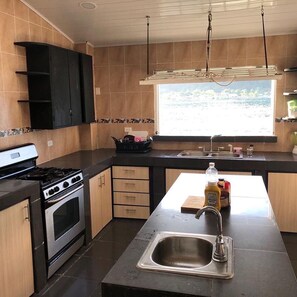 Dining tables, kitchen islands - Casa Frente al Mar - Isla Grande (Provincia de Colón)