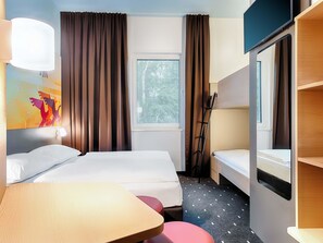 Firemannsrom | Allergitestet sengetøy, skrivebord, blendingsgardiner og lydisolert