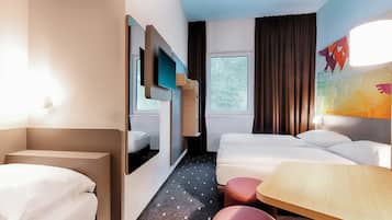 Quarto triplo | Roupas de cama antialérgicas, escrivaninha, cortinas blackout