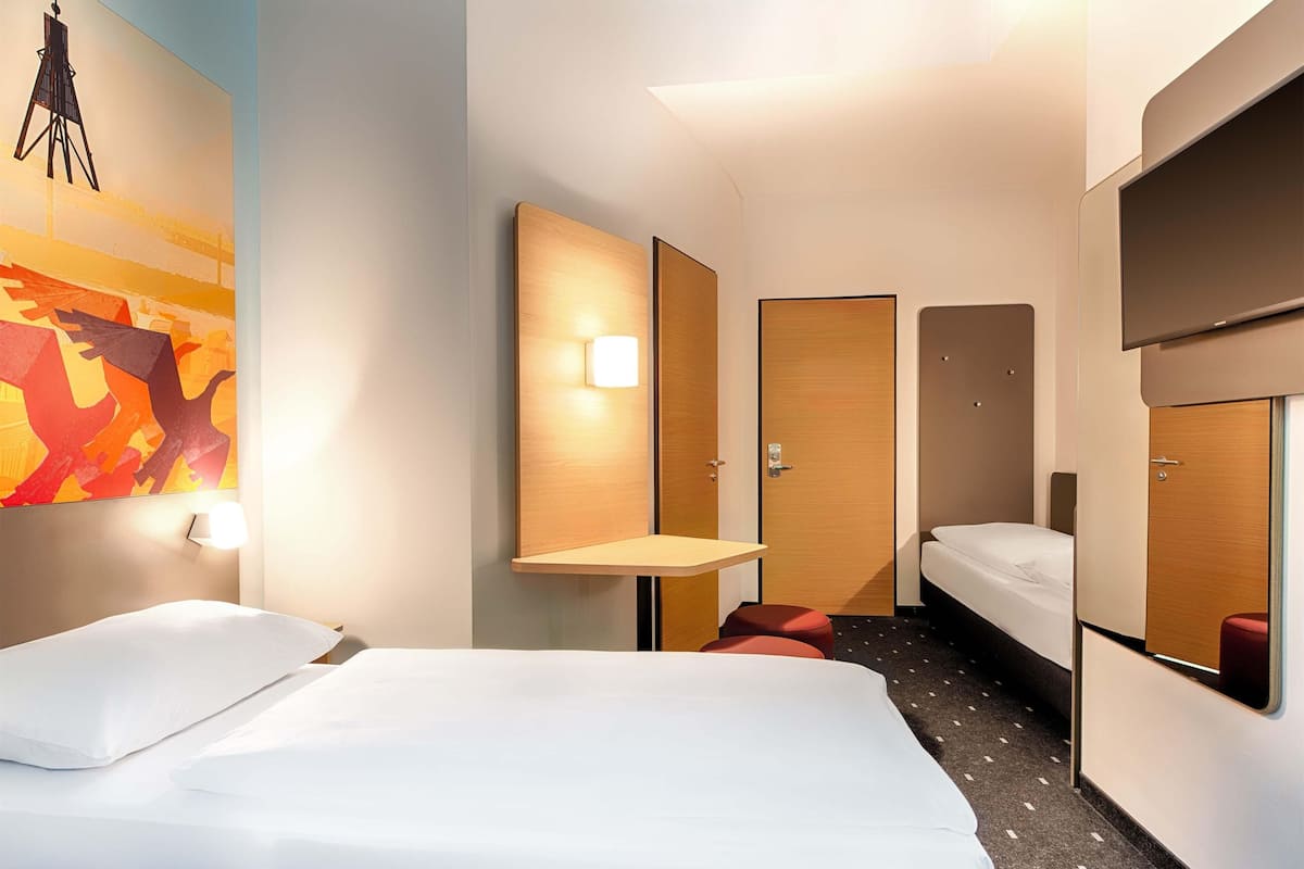 Chambre Triple | Literie hypoallergénique, bureau, rideaux occultants