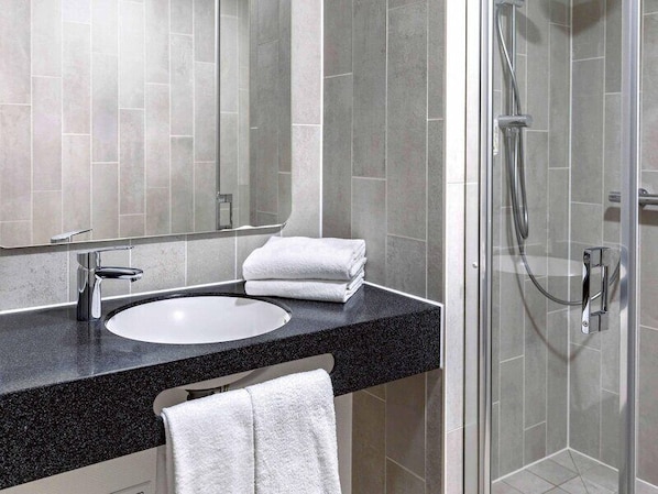 Triple Room | Bathroom - B&B Hotel Cuxhaven (Cuxhaven)