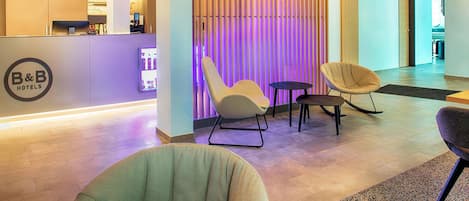 低刺激性寝具、デスク、遮光カーテン、防音設備