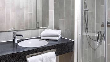 Ropa de cama hipoalergénica, escritorio y cortinas blackout