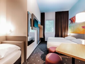 Triple Room | Hypo-allergenic bedding, desk, blackout drapes, soundproofing - B&B Hotel Cuxhaven (Cuxhaven)