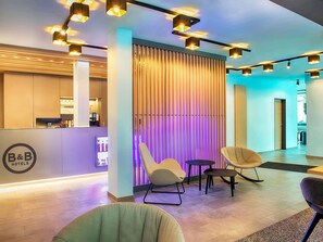 Hypo-allergenic bedding, desk, blackout drapes, soundproofing - B&B Hotel Cuxhaven (Cuxhaven)