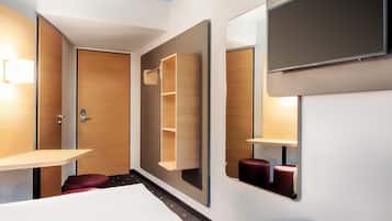 Peralatan tempat tidur hipoalergenik, meja, langsir/tirai gelap terus