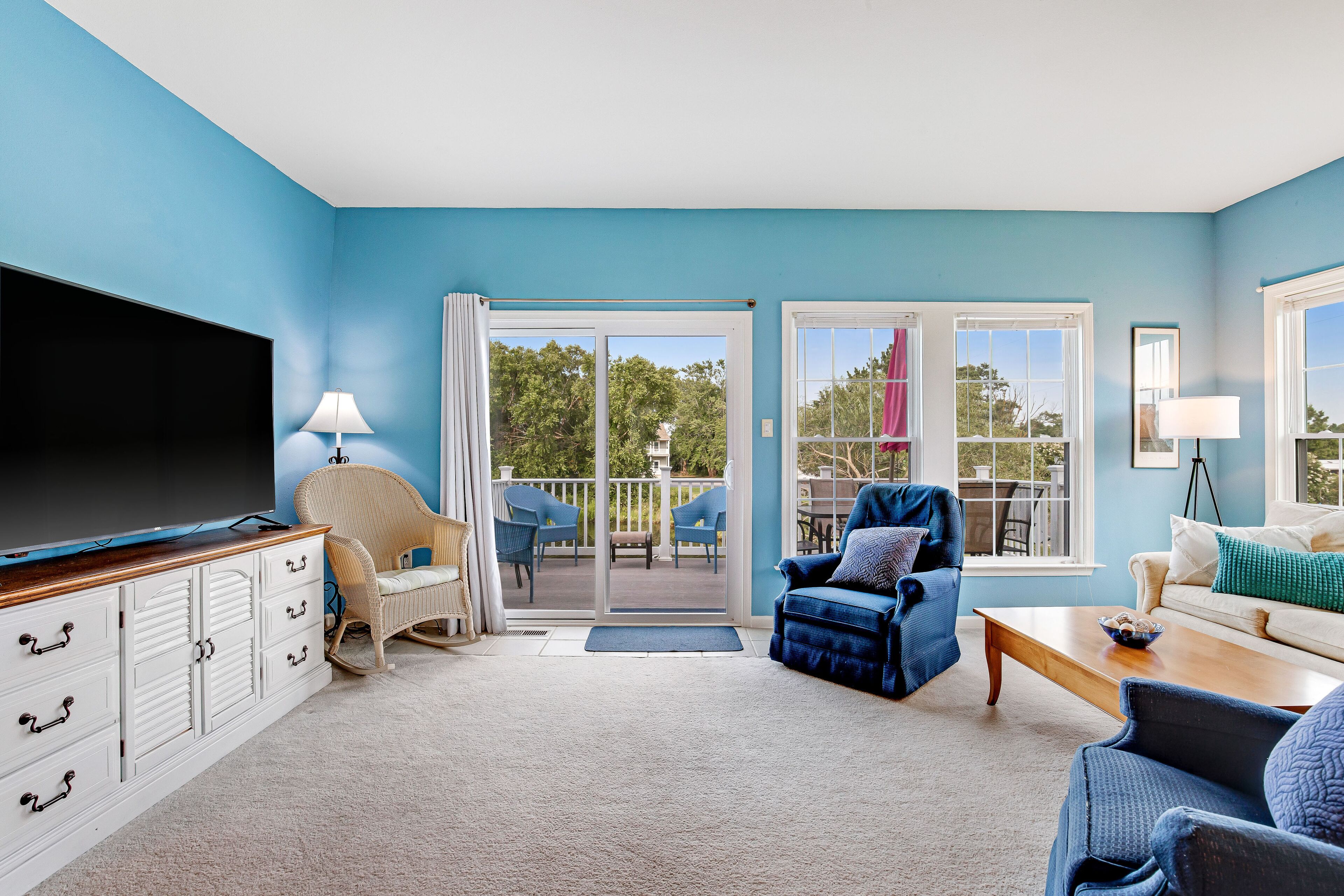 Dog-friendly South Hampton home w/ pool access, private balcony, and central AC
