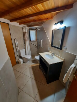 Bañera con ducha, bidet