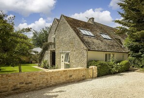 Exterior - Located at the end of a private, tree lined drive, Cats Abbey Cottage. (Northleach)