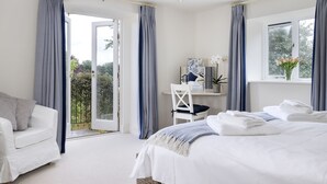 A bedroom with a bed, a desk, and a chair. - Cats Abbey Cottage a charming,  Northleach , Gloucestershire (Northleach)