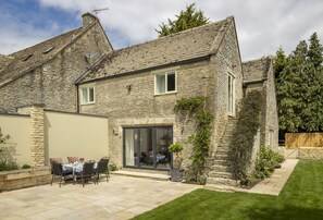 Outdoor dining - Located at the end of a private, tree lined drive, Cats Abbey Cottage. (Northleach)