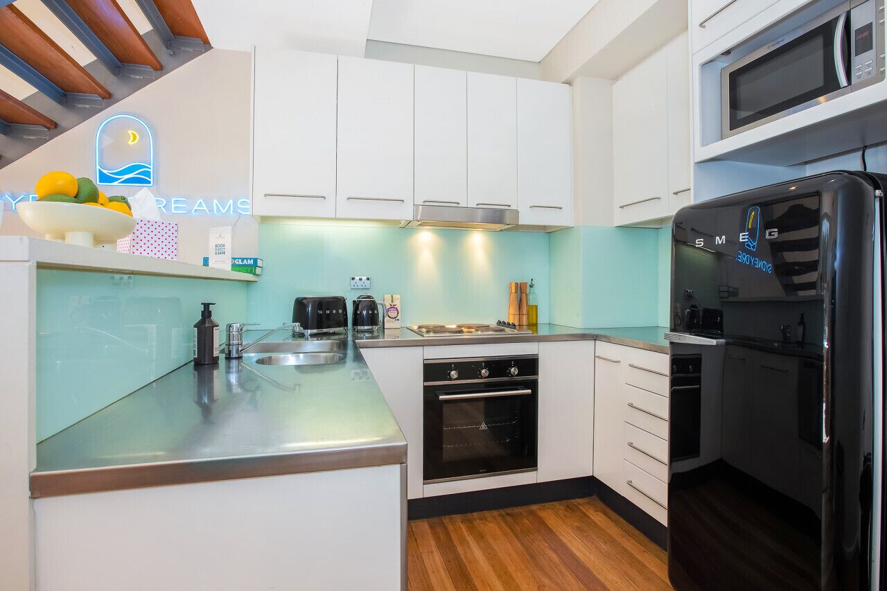 Jääkaappi, mikroaaltouuni, uuni, liesi