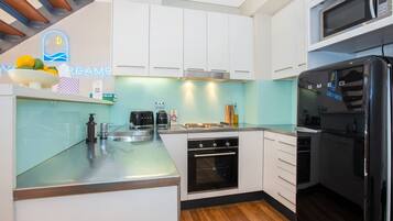 Kühlschrank, Mikrowelle, Ofen, Herdplatte