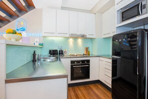 Een koelkast, een microgolfoven, een oven, een kookplaat