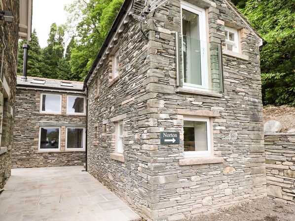 Un bâtiment en pierre avec une enseigne indiquant « Norton » et une flèche directionnelle.