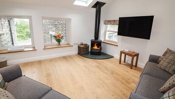 Cottage | Living room | Fireplace