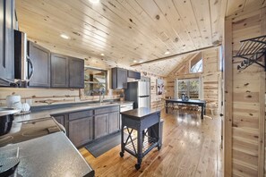 雪櫃、微波爐、焗爐、爐具