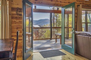 Televisión, chimenea, futbolito