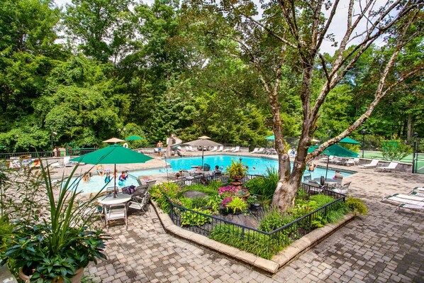 Pool - Relax in the Smoky Mountains: Hot Tub, Firelight & Scenic Vistas (Gatlinburg)