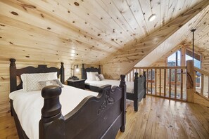 2 slaapkamers, een bureau, een strijkplank/strijkijzer, reisbedje