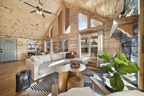 Fernseher, Kamin, Tischfußball