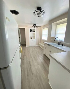 Combined shower/bathtub, towels, soap, toilet paper - Cozy in the heart of Lambeau (Green Bay)