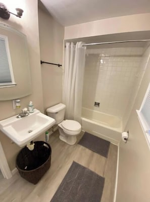 Ensemble douche/baignoire, serviettes fournies, savon, papier toilette