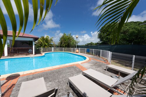 Bungalow Chadèk piscine extérieur