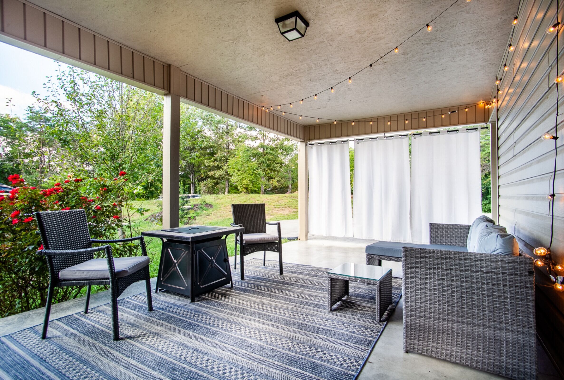 Cozy Firefly Getaway - great location + fire pit!
