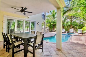 Outdoor dining - Luxury Pool and Rooftop Deck, Walk to Siesta Key Beach and Village! - Casa Siest (Siesta Key)