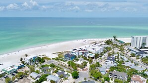 A coastal resort with beachfront properties, a marina, and a clear view of the ocean. - Luxury Pool and Rooftop Deck, Walk to Siesta Key Beach and Village! - Casa Siest (Siesta Key)