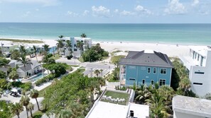 A coastal hotel with a pool, beach access, and a view of the ocean. - Luxury Pool and Rooftop Deck, Walk to Siesta Key Beach and Village! - Casa Siest (Siesta Key)