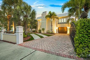 Property grounds - Luxury Pool and Rooftop Deck, Walk to Siesta Key Beach and Village! - Casa Siest (Siesta Key)
