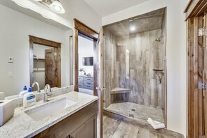 Combined shower/bathtub, hair dryer, towels - Experience the charm of Cocoa Cabin, a spacious retreat with stunning views & luxurious amenities. (Breckenridge)