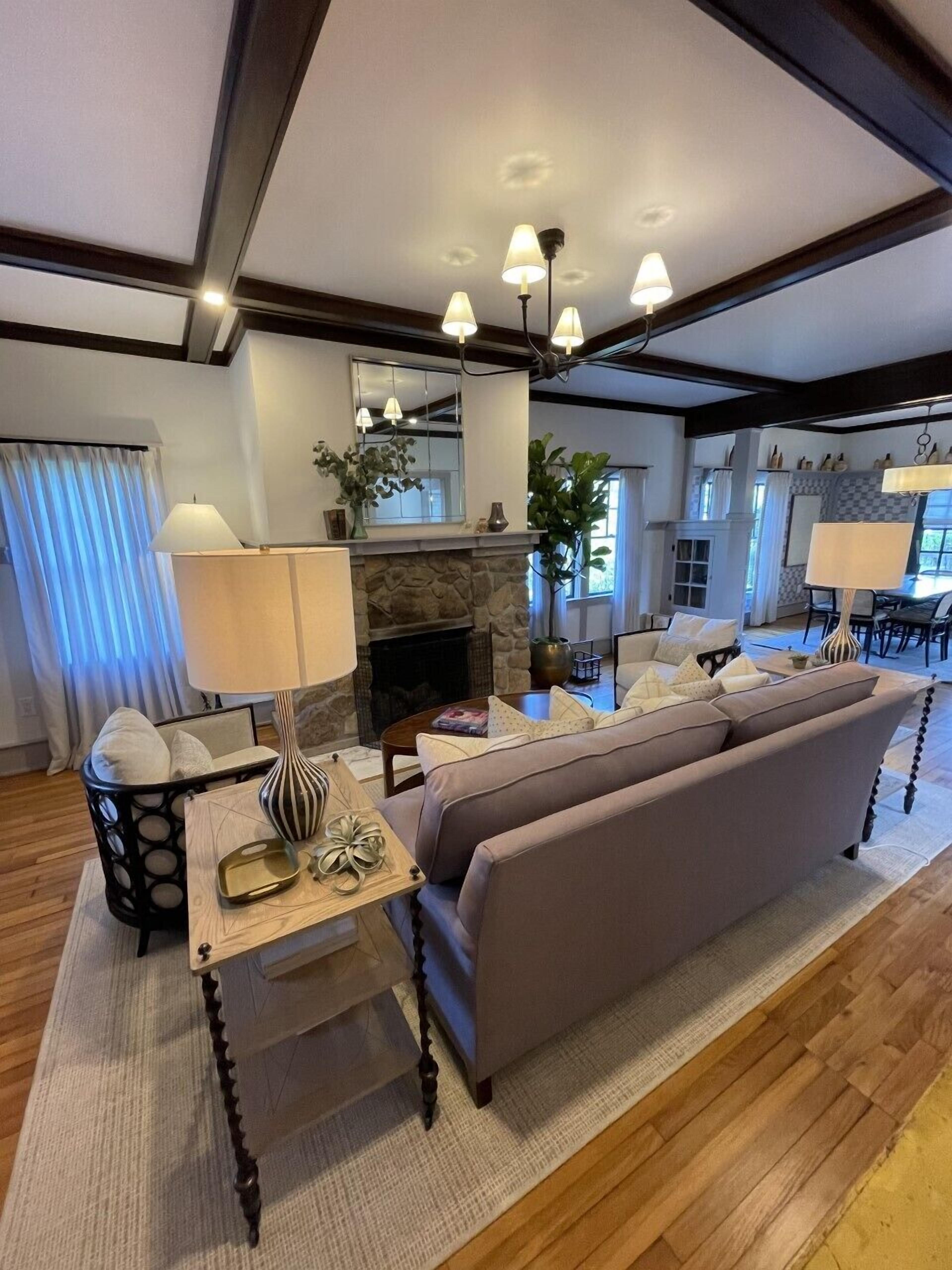 Smart-TV, Kamin, Bücher