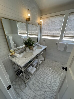 Combined shower/tub, hair dryer, towels, soap - Steps to the Beach and Town! (Nantucket)