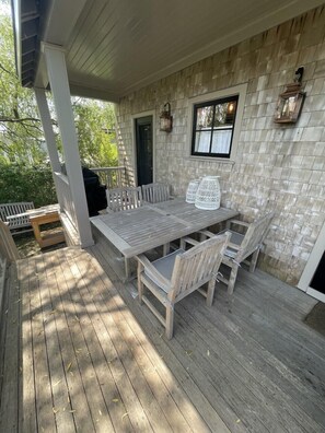 Outdoor dining - Steps to the Beach and Town! (Nantucket)