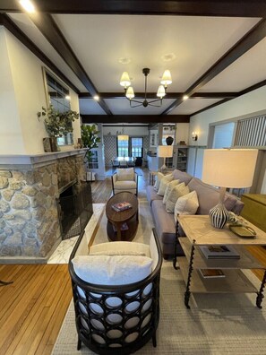 Smart TV, fireplace, books - Steps to the Beach and Town! (Nantucket)