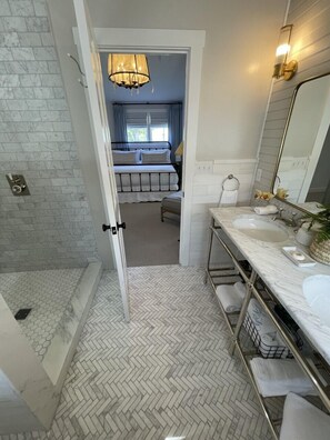 3 bedrooms, desk, iron/ironing board, free WiFi - Steps to the Beach and Town! (Nantucket)