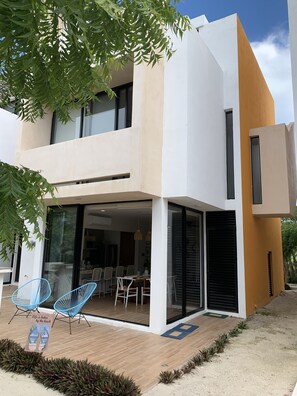 Enjoy a spacious open-plan living area with a dining space and kitchen, surrounded by a well-maintained garden and patio.