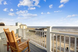 Property grounds - Across the Isle - NEW CONSTRUCTION for 2022 - 6 Bedroom UNIQUE Luxury Home Across Street from the Beach (North Myrtle Beach)