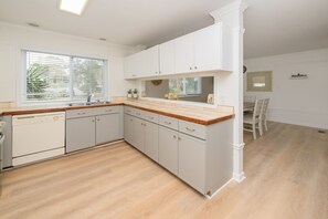 Fridge, microwave, oven, stovetop - Walk to the Beach 3 BR Townhouse! Villa Anna   (Surfside Beach)