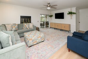 TV - Walk to the Beach 3 BR Townhouse! Villa Anna   (Surfside Beach)