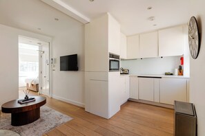 Full-sized fridge, microwave, oven, stovetop - Soho by Excel Apartments (London)