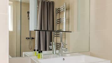 Combined shower/bathtub, towels, toilet paper